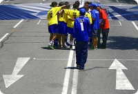 Zwei Straßenfußballteams, Pfeile zeigen in entgegengesetzte Richtungen. Copyright: PLAY!YA