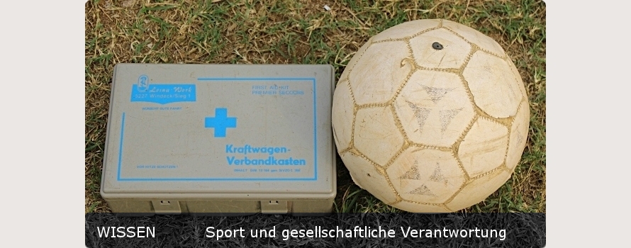 Foto zur Rubrik "WISSEN": Verbandskasten und abgenutzter Fußball (Lagos, Nigeria). Copyright: PLAY!YA