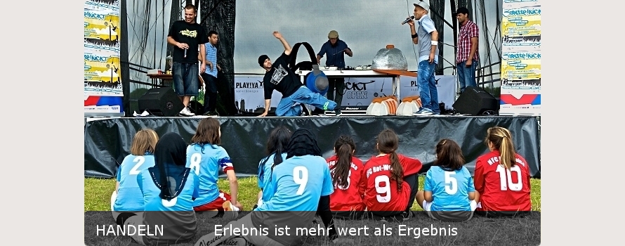 Foto zur Rubrik "HANDELN": Künstler auf und Fußballerinnen vor der Bühne der STRASSE!KICKT Open 2011 (Tempelhof, Berlin). Copyright: PLAY!YA